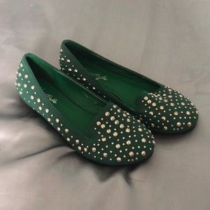 Vine Green flats with silver studs! 🍃